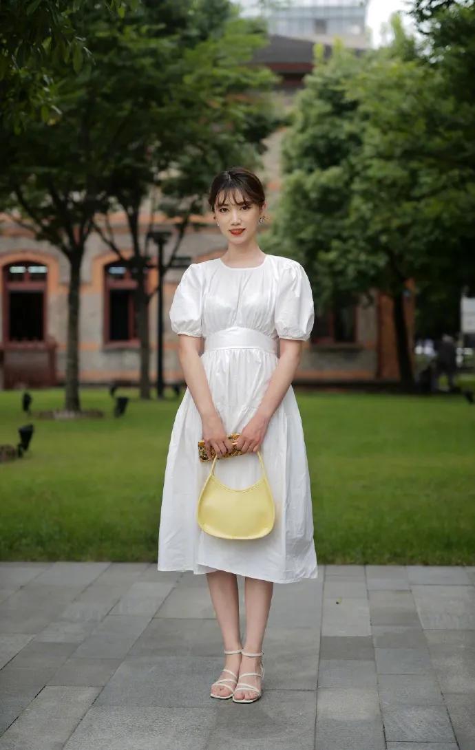 看街拍 学穿搭:8组黄色包包夏日穿搭示范