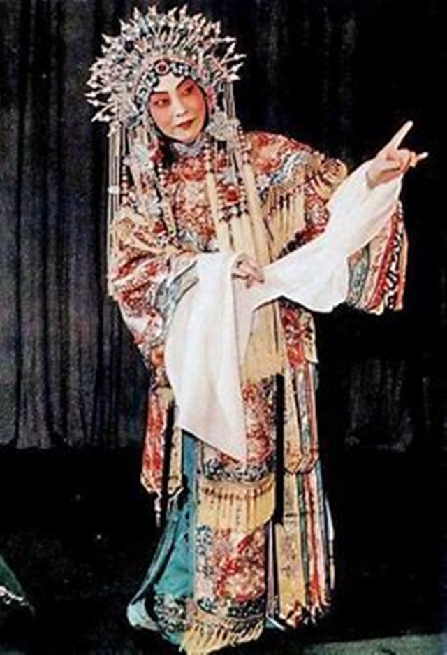 京剧大师梅葆玖评价李玉刚：打着梅兰芳旗号，却是博人一笑的小丑