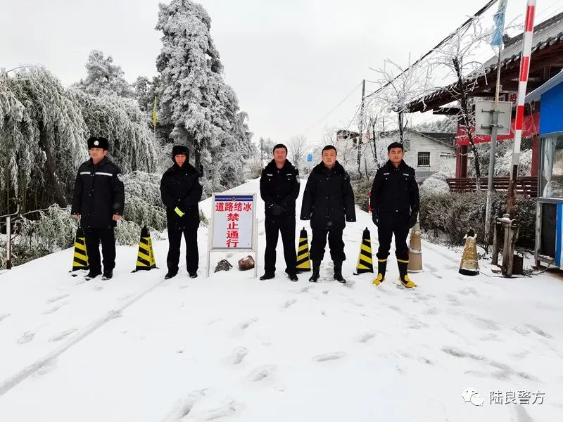 陆良这张风雪中的照片很美