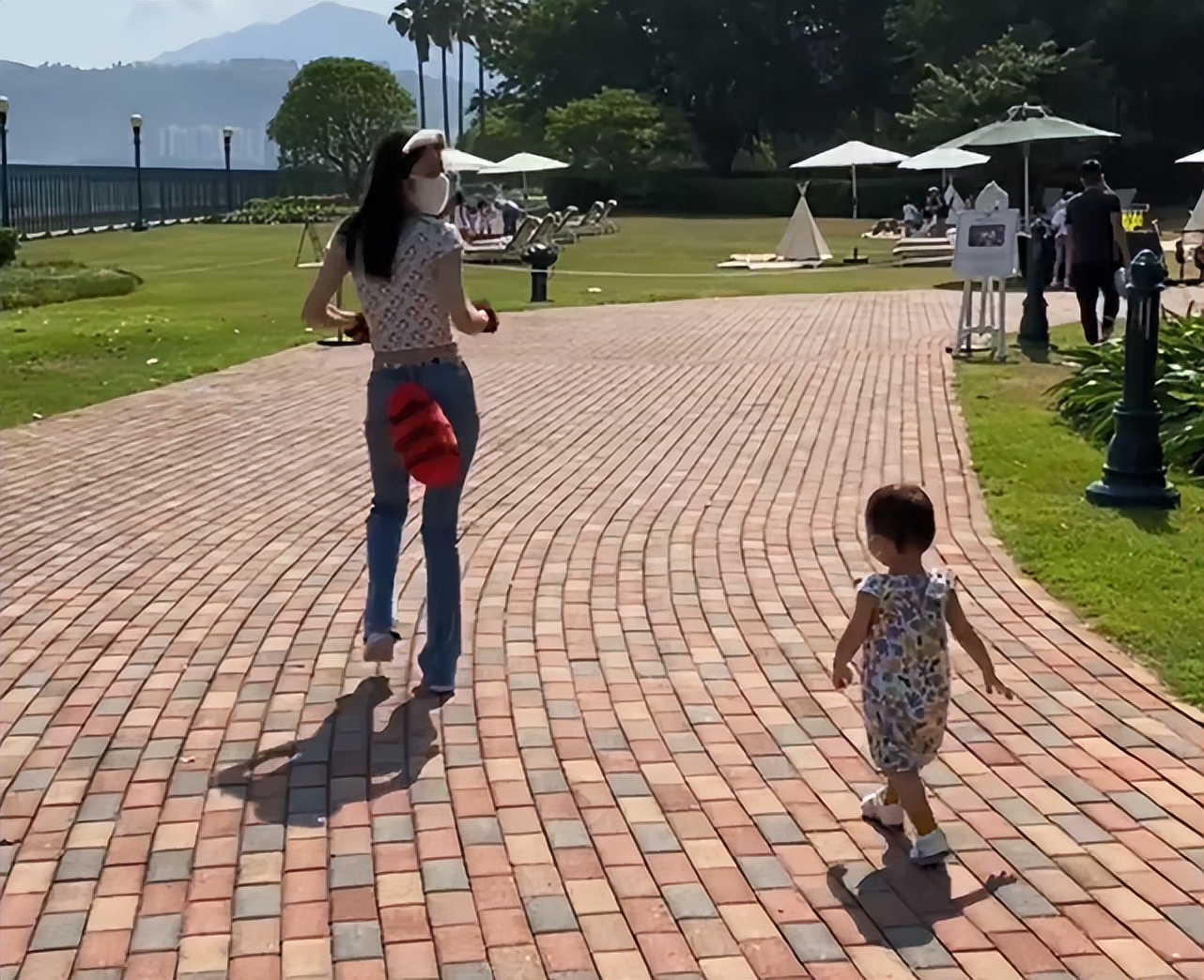 林峯夫妇带娃游玩，1岁格格追蝴蝶热得满头大汗，投喂爸爸好贴心