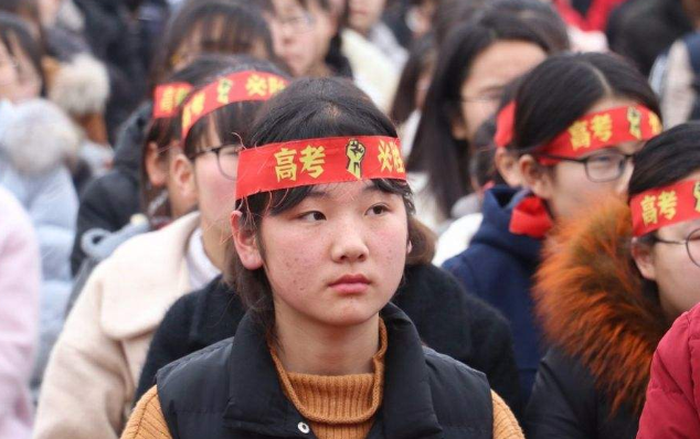 高考美女考场图片（广西女生高考时）