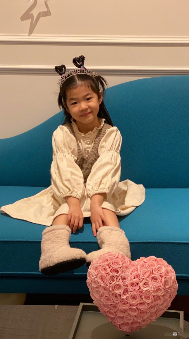 章子怡庆女儿满6岁，一家五口幸福有爱，继女小苹果高颜值抢镜