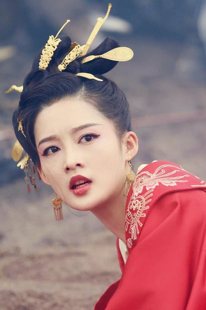 同样是“红衣造型”，杨幂娇俏像少女，赵丽颖霸气十足