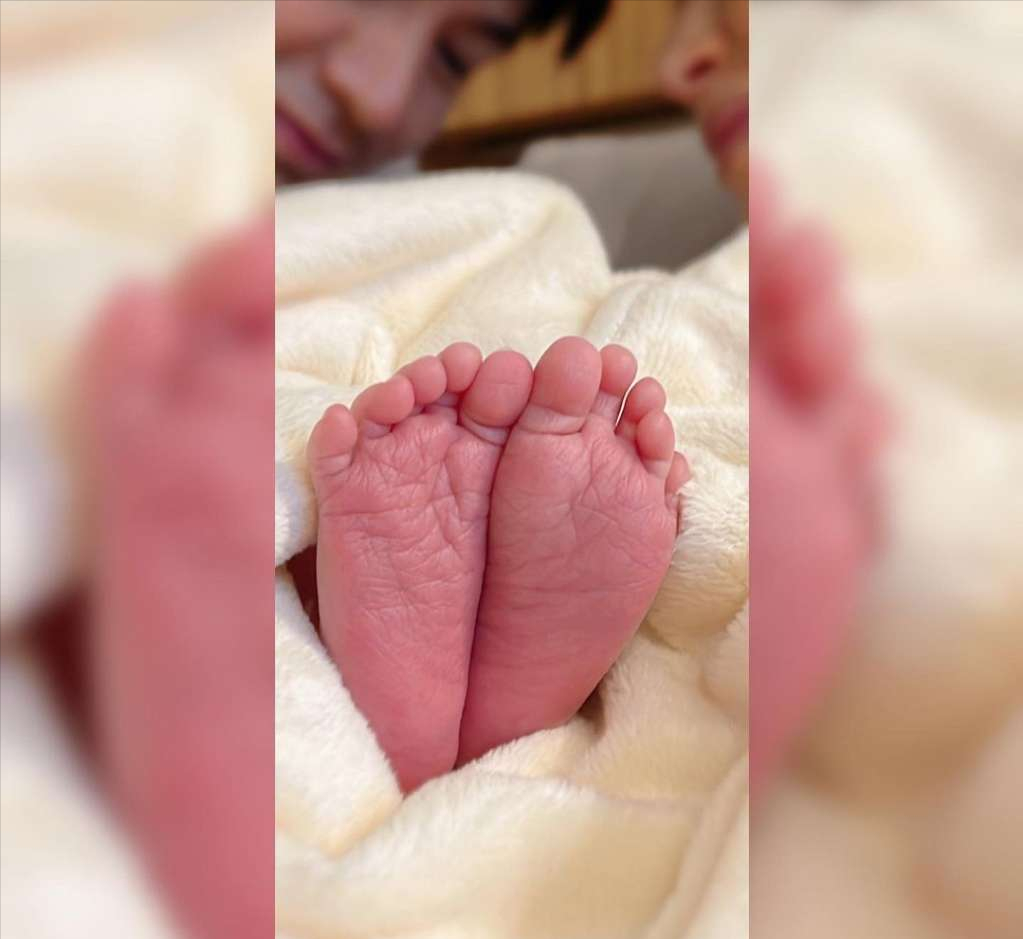 杨怡晒一家四口合影，首度公开二胎儿子正面，罗仲谦深情感谢太太