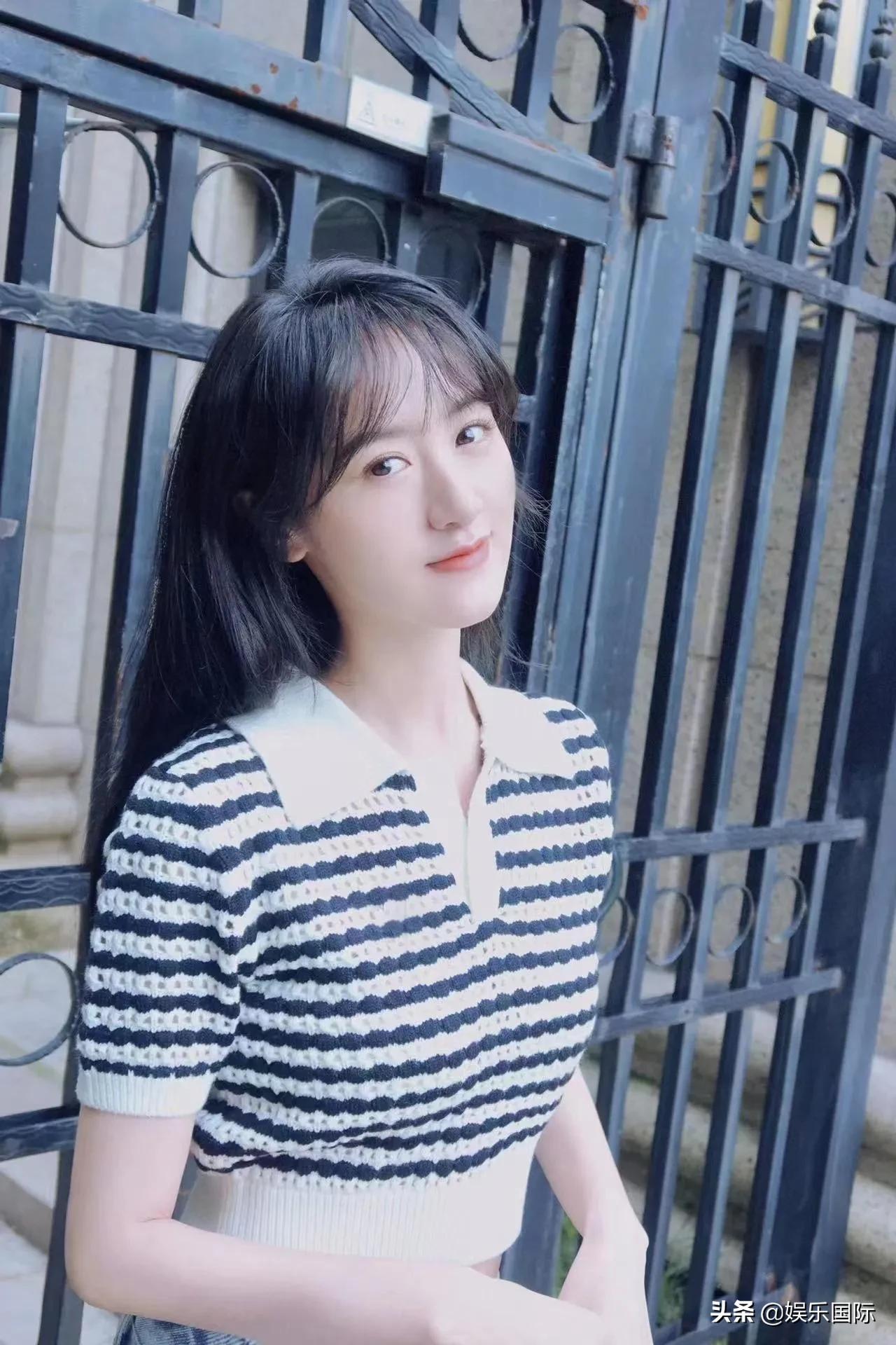 袁冰妍夏日生活照释出 对镜甜笑娇美可人