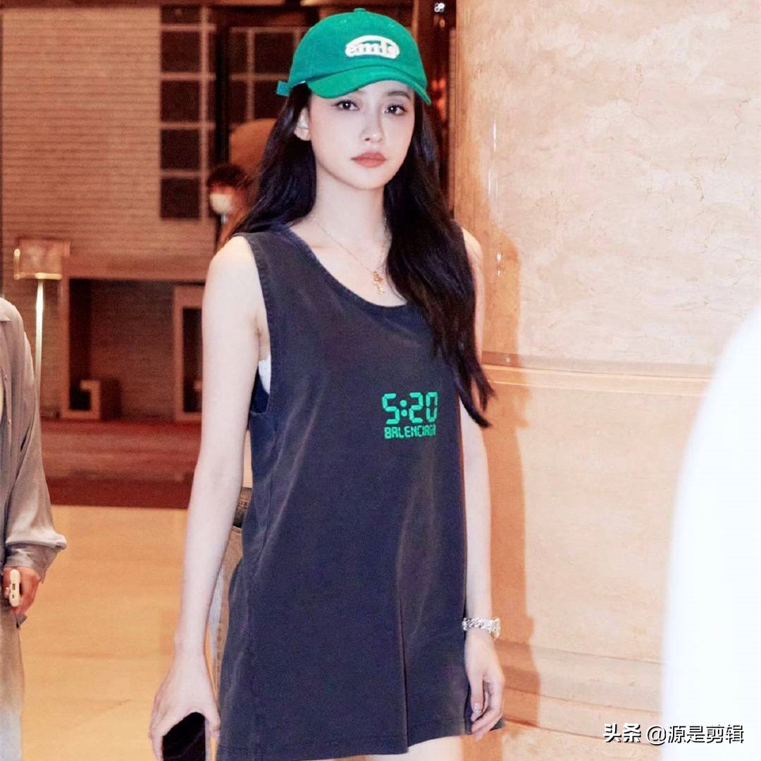 孙怡 穿无袖长款T恤配黑色马丁靴，演绎下衣失踪风格