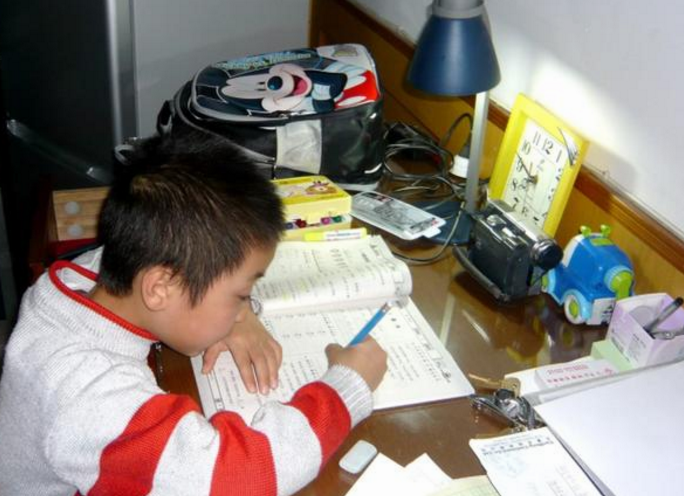 中小学迎来“好消息”，计划2022年“全面落实”？老师却坐不住了