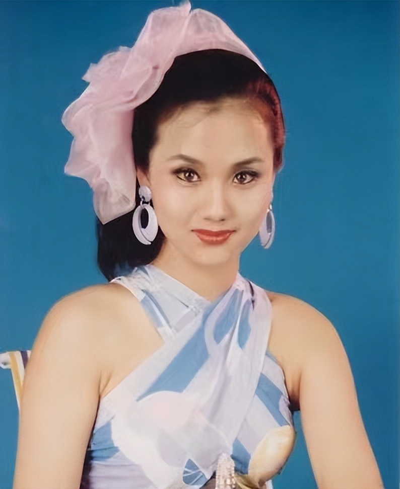 剧里土气十足的大妈，年轻时个个是风华绝代的大美人，差距太大了