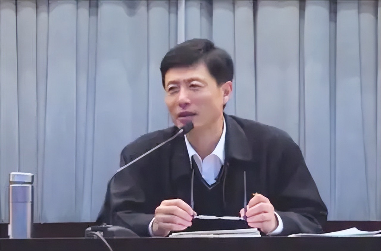 2014年艾跃进确诊胃癌，手术过后还未静养，偷偷回校连上8天课