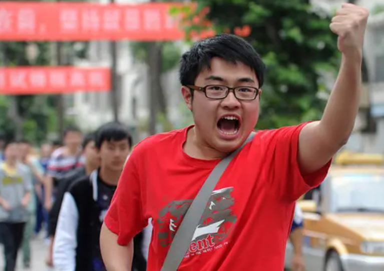 高中生应选“走读”还是“住宿”？选错高考或差50分，理由很现实