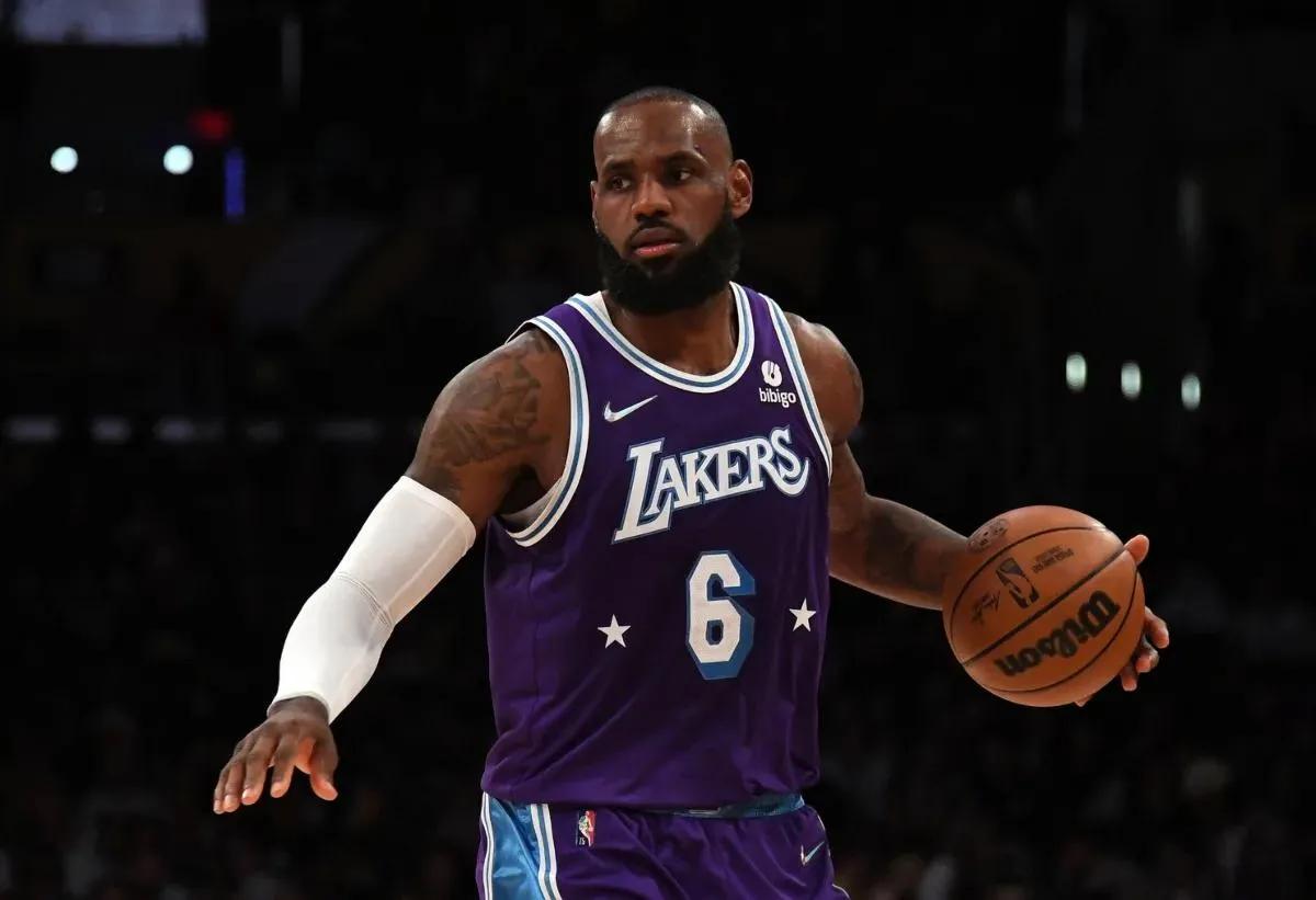 NBA现役小前锋排名前30(美媒评出2021-22赛季15个方面最好的小前锋，詹姆斯独占五项)