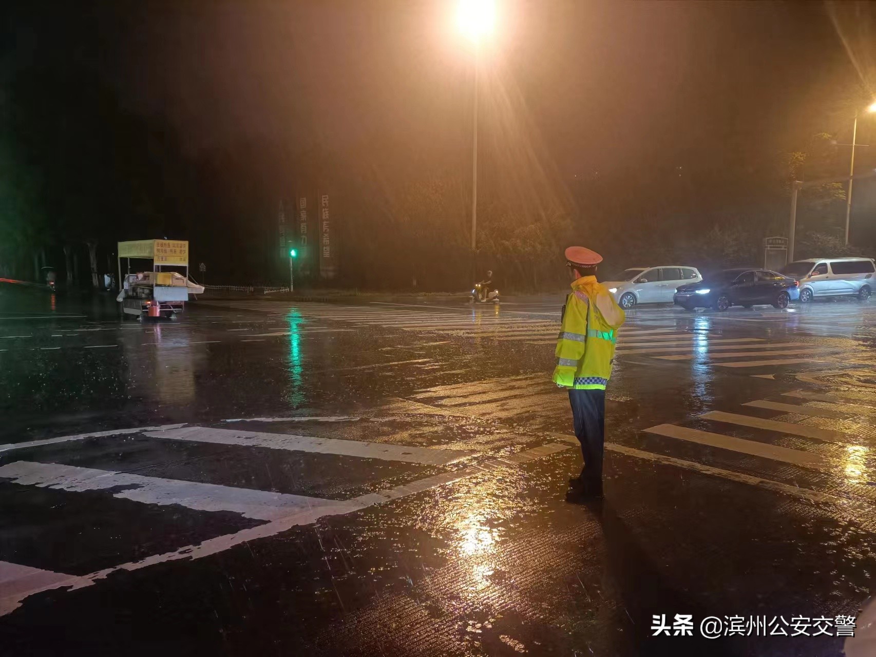 从黑夜到黎明 滨州交警严防死守应对暴雨恶劣天气