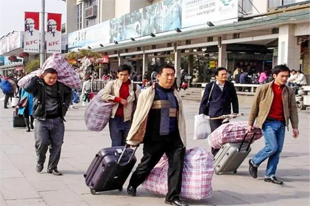 医科大大学生，因学费不足在外流浪16年，回到家后母亲早已疯癫