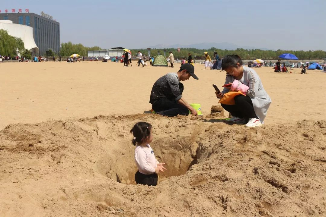 孩子玩沙子竟然有这么多好处，脏点也值，但这几个问题一定要注意