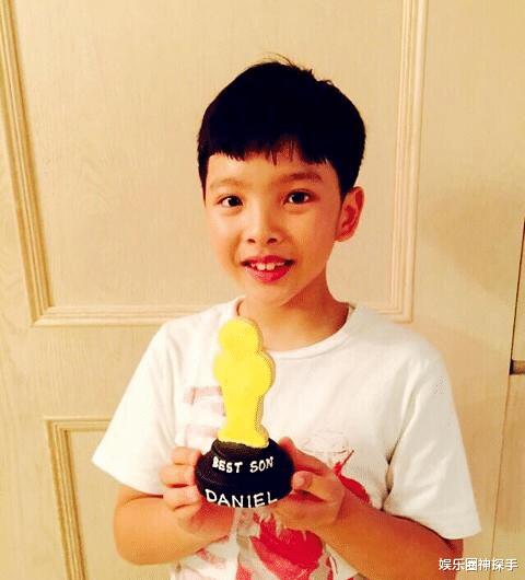 谭耀文一儿一女初长成，10岁女儿很靓丽，15岁儿子是帅气学霸