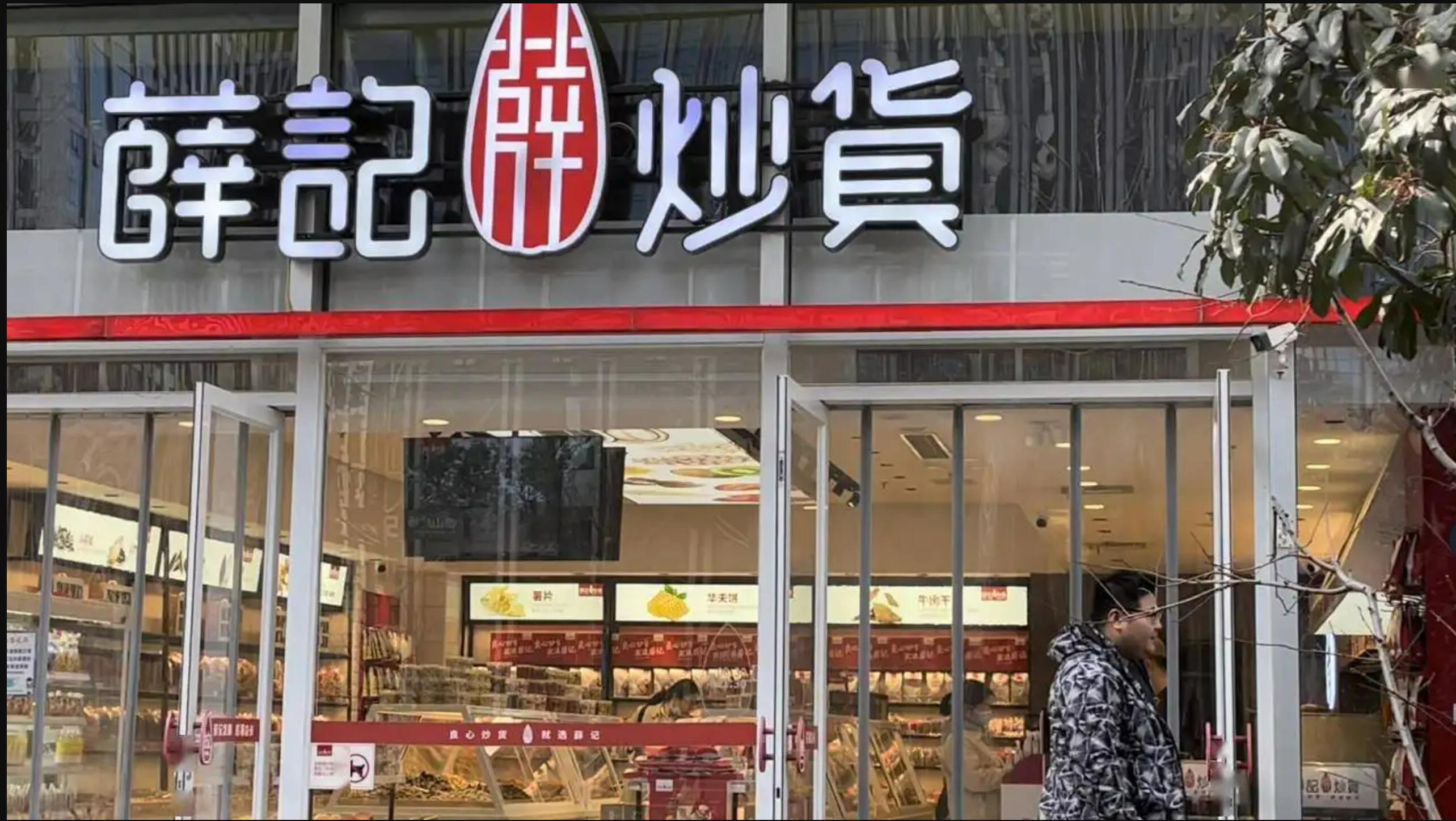济南英雄山早市，2个20岁青年卖拉面和瓜子，30年做出2个知名品牌