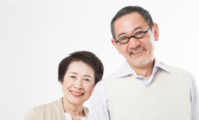 白发相依度春秋，携手共度夕阳红，真爱无声最动人
