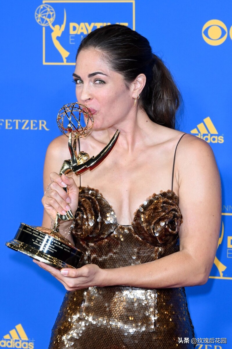 凯利-蒂博亮相颁奖活动，穿吊带亮片连身裙大方有气质，获奖开心