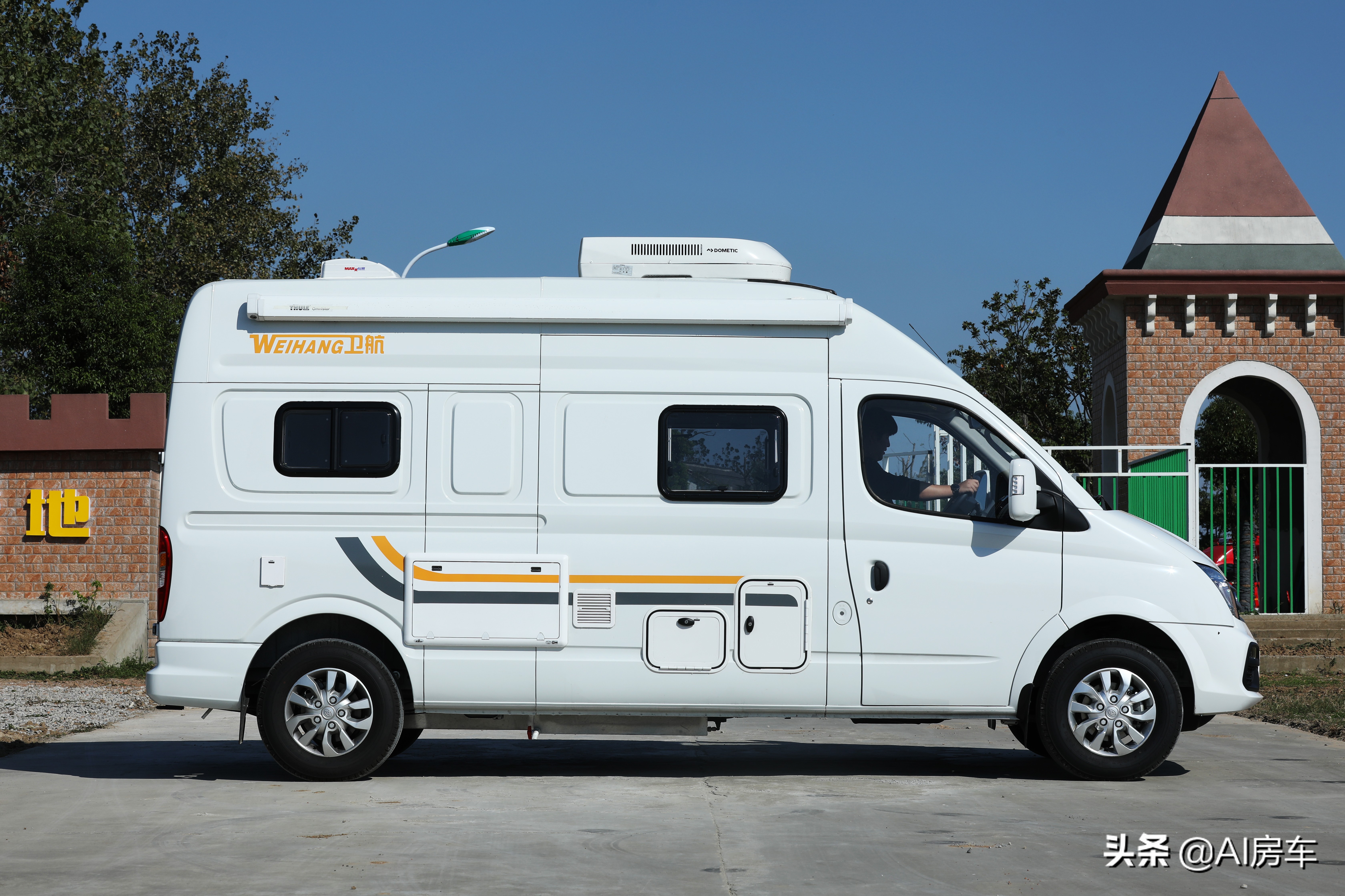 1车2人1个家,轻便好开还省钱,退休老两口用的无中门大通b型房车