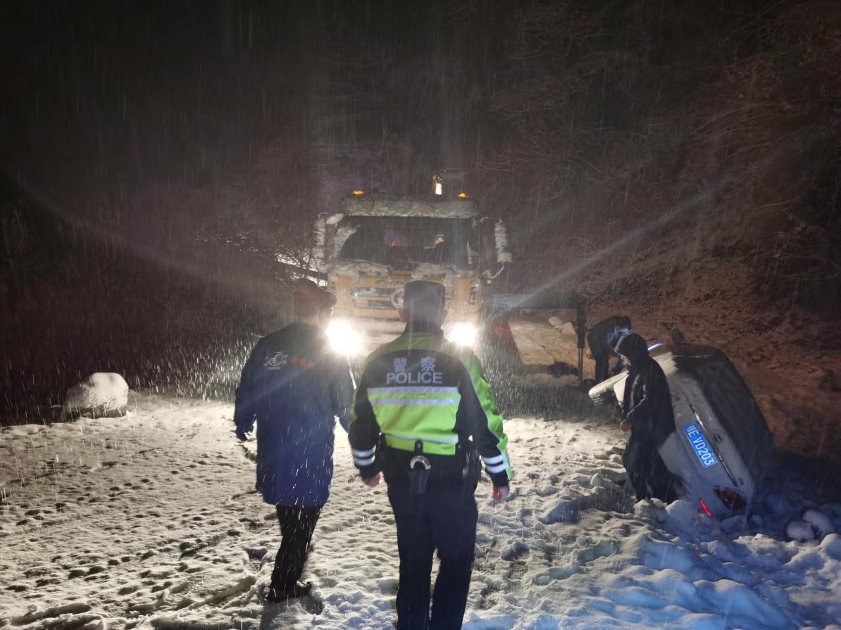 湖北远安：民警提前到岗 战冰雪保平安
