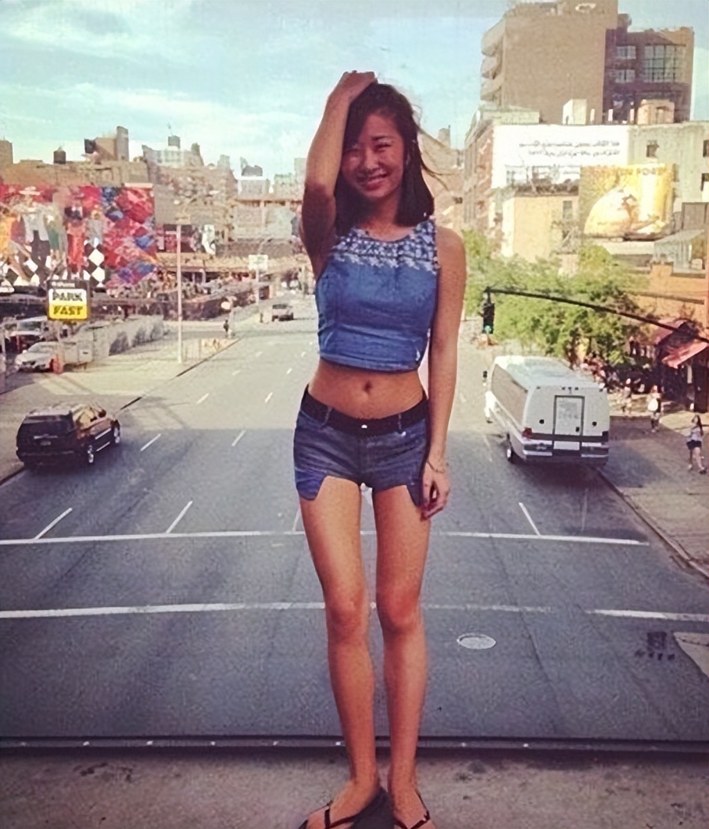 刘欢罕见带女儿走红毯，女儿穿挂脖小黑裙留侧分短发，气质太出众