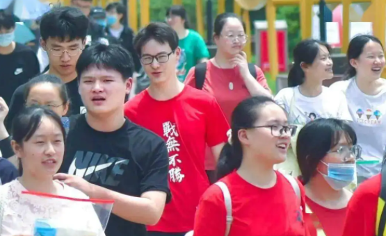 为啥高考当天不建议穿校服？资深班主任给出答案，原来大有学问