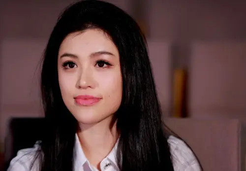 刘翔现任妻子吴莎感情史(离婚7年后,刘翔二婚吴莎宠如宝,38岁不急造娃