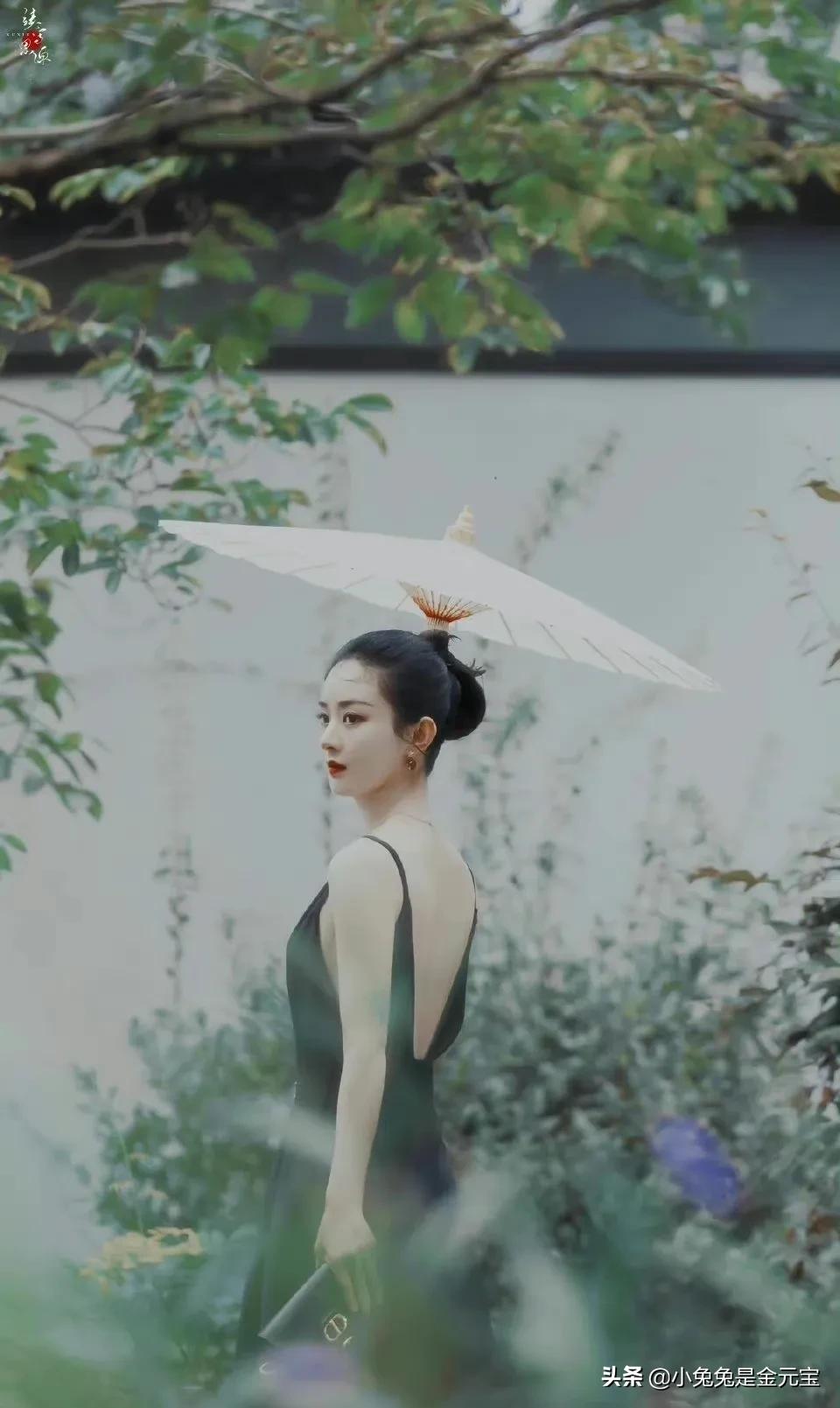一袭黑长裙 手持白色伞的赵丽颖