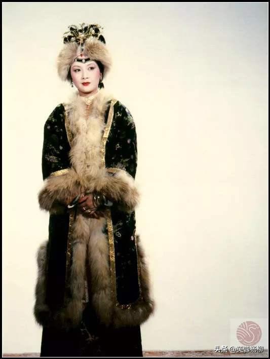 王扶林说，我们的服装是很靓的，特别是王熙凤那套，简直太漂亮了