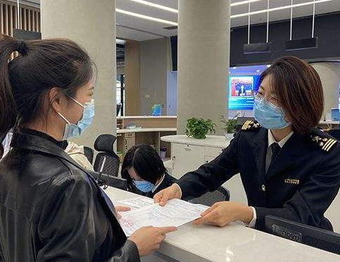 重点小学班主任，一年内向家长借钱320多万，真相叫人后背发凉