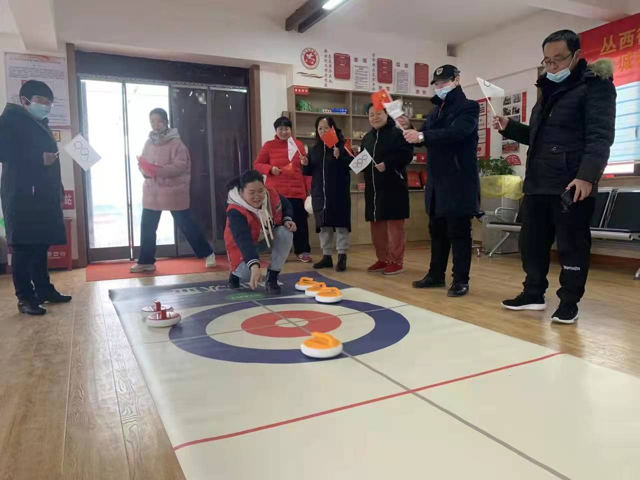 邯鄲市叢西街道北城社區舉行旱地冰壺體驗活動