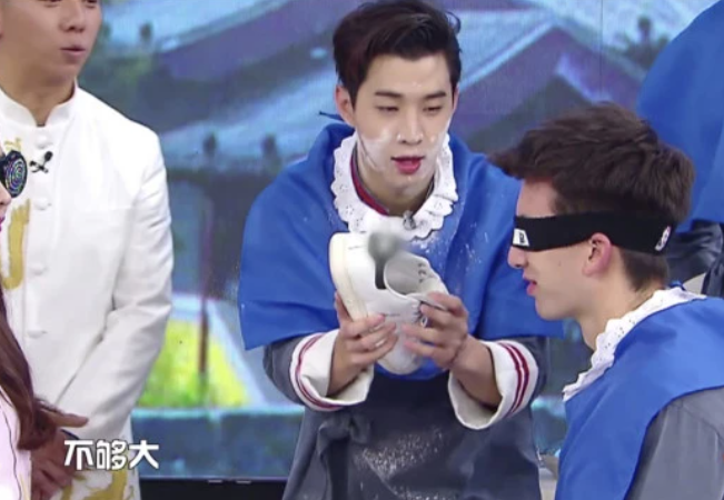 让人舔脚趾，当众凌辱学员，盘点那些令你难以想象的明星恶臭行为