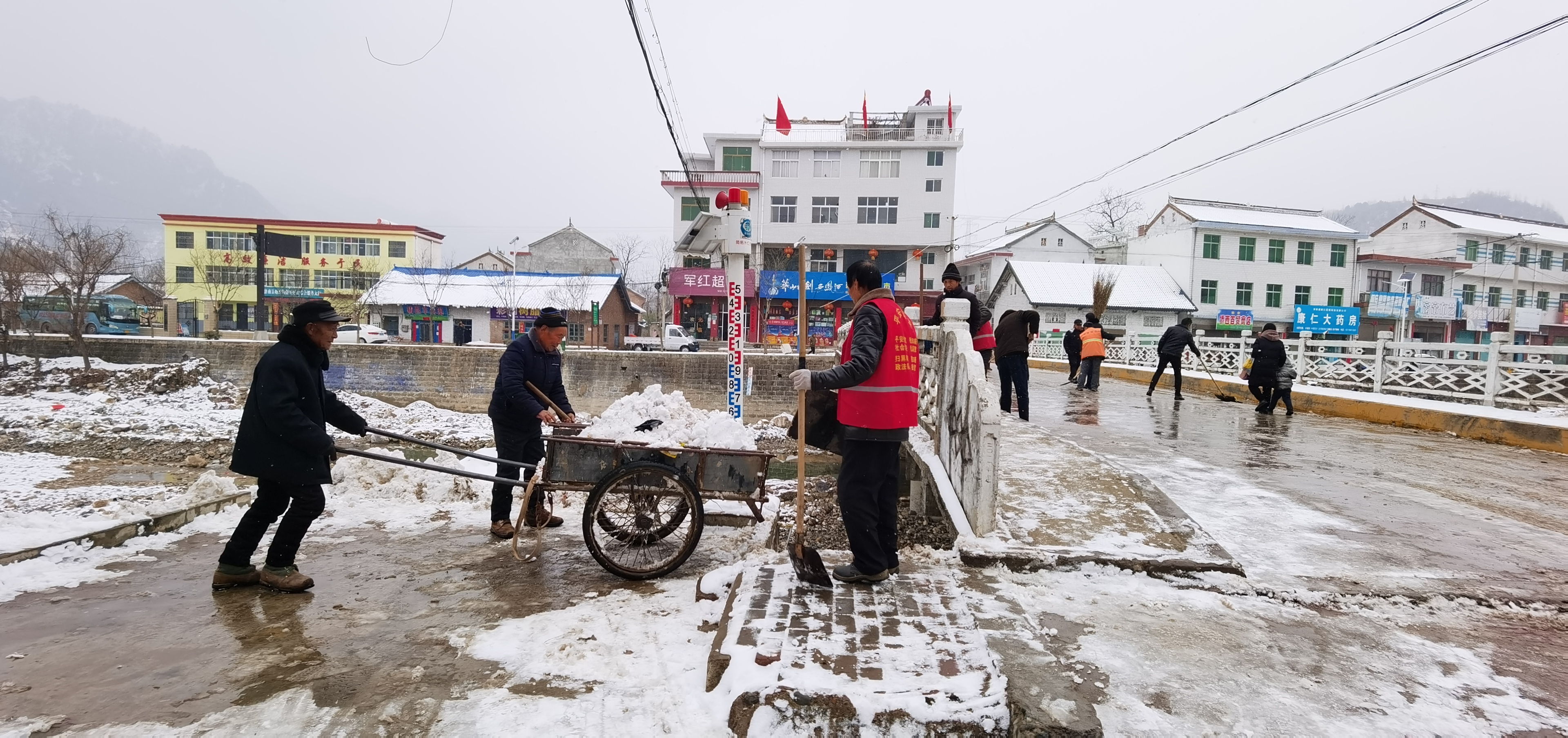 洛南县保安镇迅速行动清理积雪防滑倒