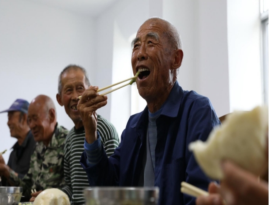 高龄津贴已经来了，到了这个年龄可每月领钱，别忘替父母申请