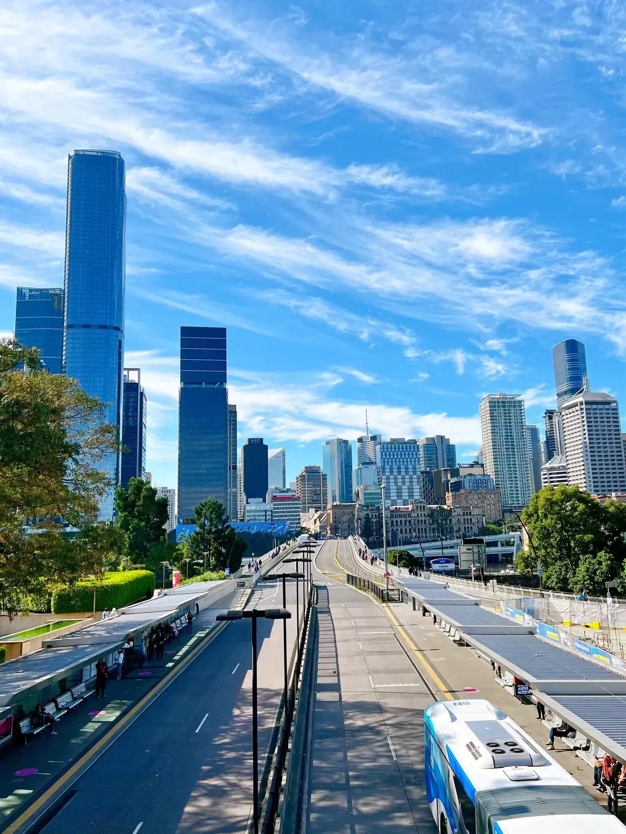 油价不断上涨，加剧了新能源汽车的大力发展！哪个车企会出众？