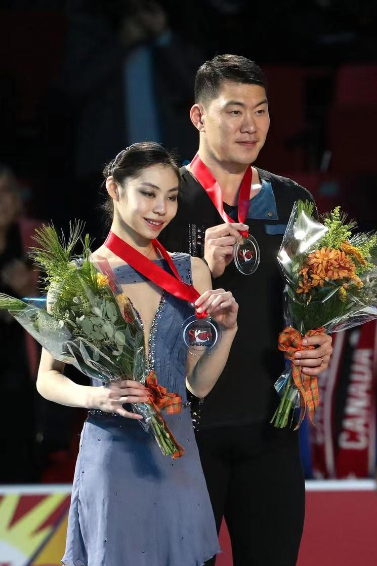 十年搭档被拆对,职业巅峰无奈退役,花滑名将于小雨如今过得怎样