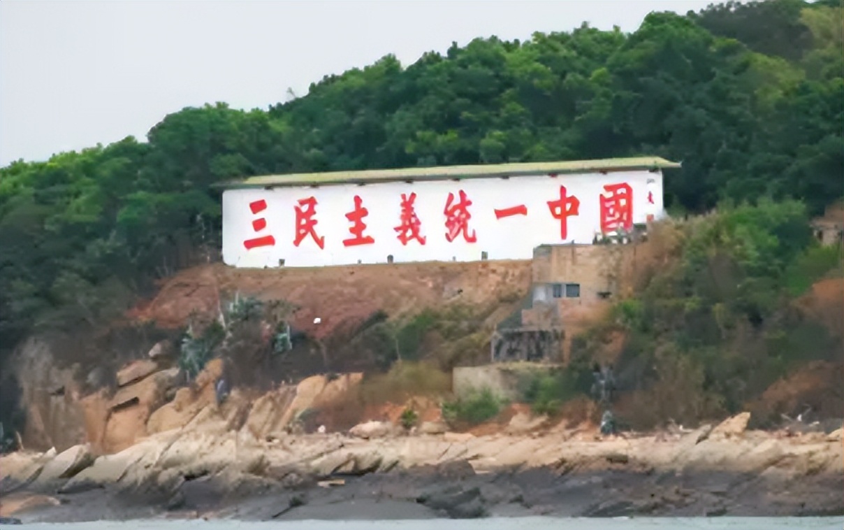 1987年，蒋经国看完邓小平送给的礼，红了眼眶：共产党的情我领了