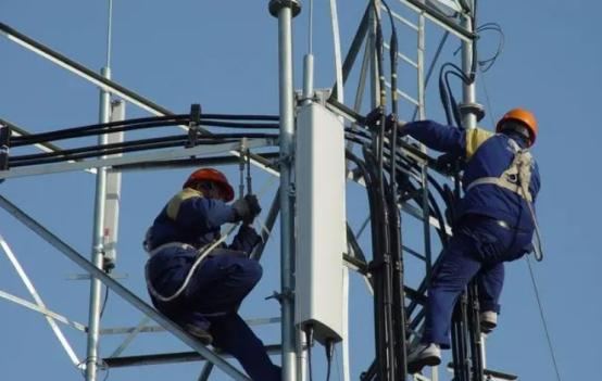 汽修班学生拆老师奔驰车“练手”，组装完剩一堆螺丝，这老师能处