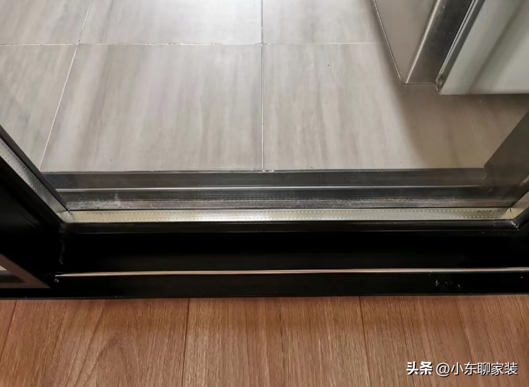 所谓的地轨推拉门,就是通过地面的凹槽轨道来实现开关门,是一种传统的