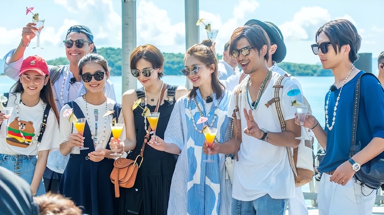 杨幂花儿与少年路透，白色吊带尽显好身材，果然辣妈无疑