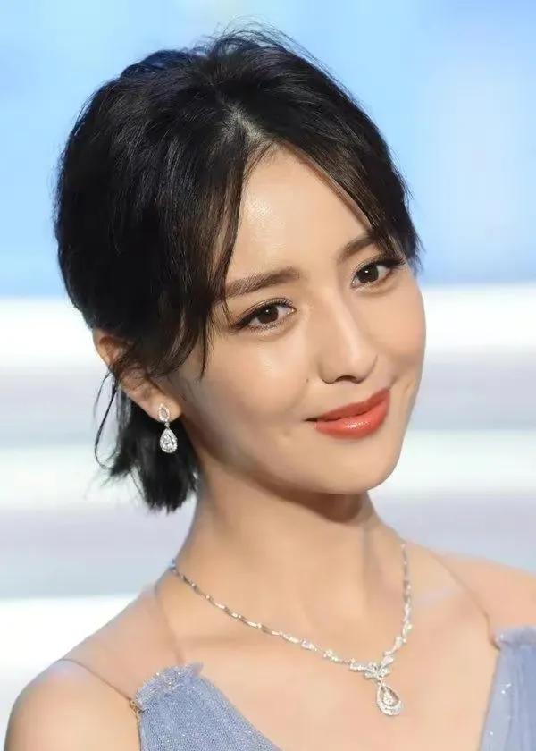 佟丽娅短发，气质优雅、清新靓丽、温婉迷人、明艳动人，太美了