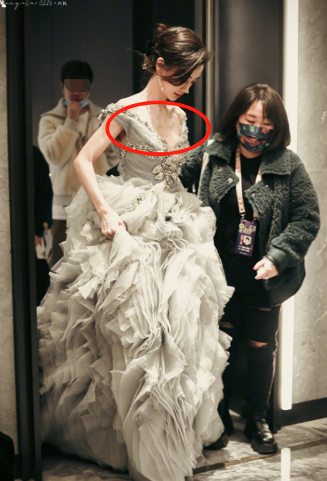 Baby穿低胸礼服大秀身材!皮肤超白瘦出排骨胸,裙摆太重助理帮提