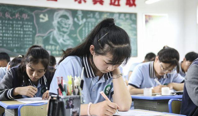 高考体检要“全脱光”？学生瑟瑟发抖很难为情，医生却这样说