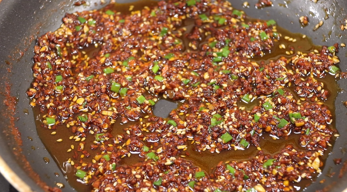 冬天里茄子还能这样吃，往里面打入一个鸡蛋，真香！别不懂吃