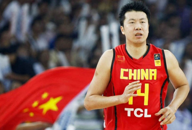 王治郅为什么从nba(八一名宿王治郅：姚明易建联“中间人”，首位登陆NBA中国球员)