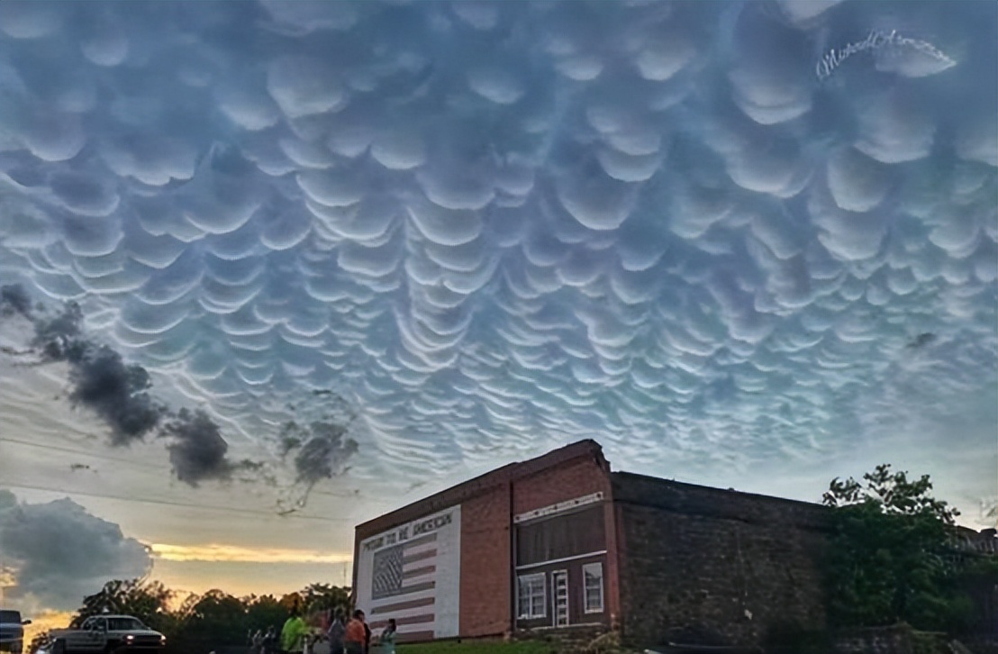 天空中的云朵变成很特别的形状,自古以来,不少人都相信,这是地震前兆