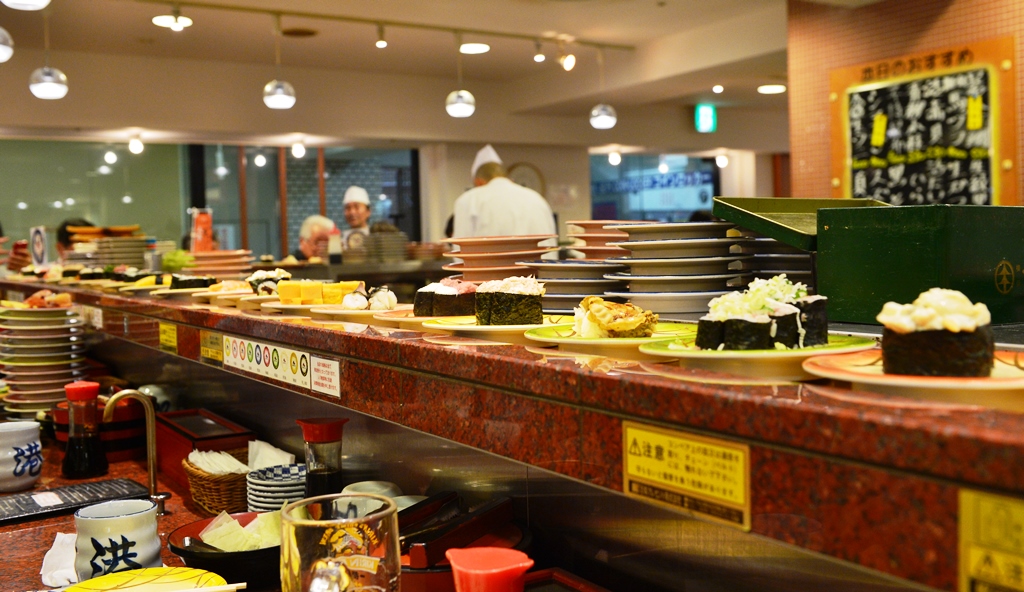 在正宗的回轉壽司店里用餐是種什么體驗？回轉壽司美食指南來了