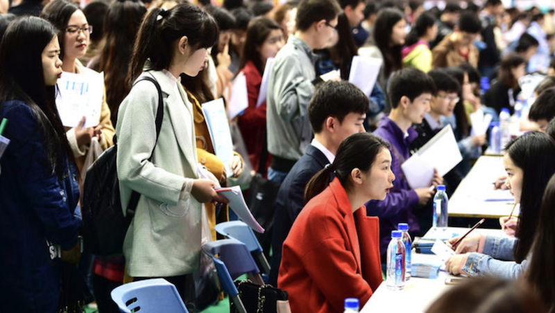 22岁大学女生毕业当“职业伴娘”，要求本科，长得还不能太好看