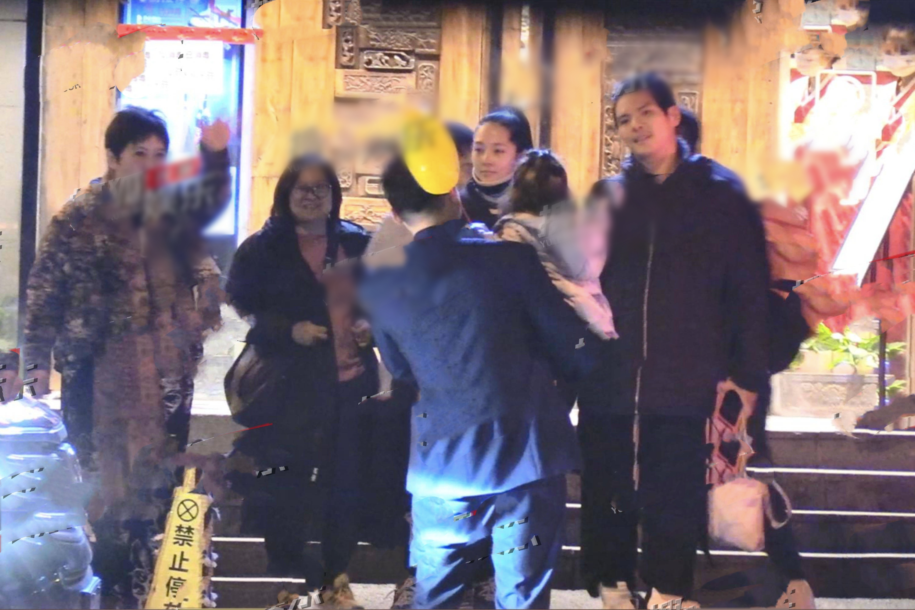 向太一家五口外出就餐，郭碧婷向佐牵手走出，女儿扎冲天辫萌态足