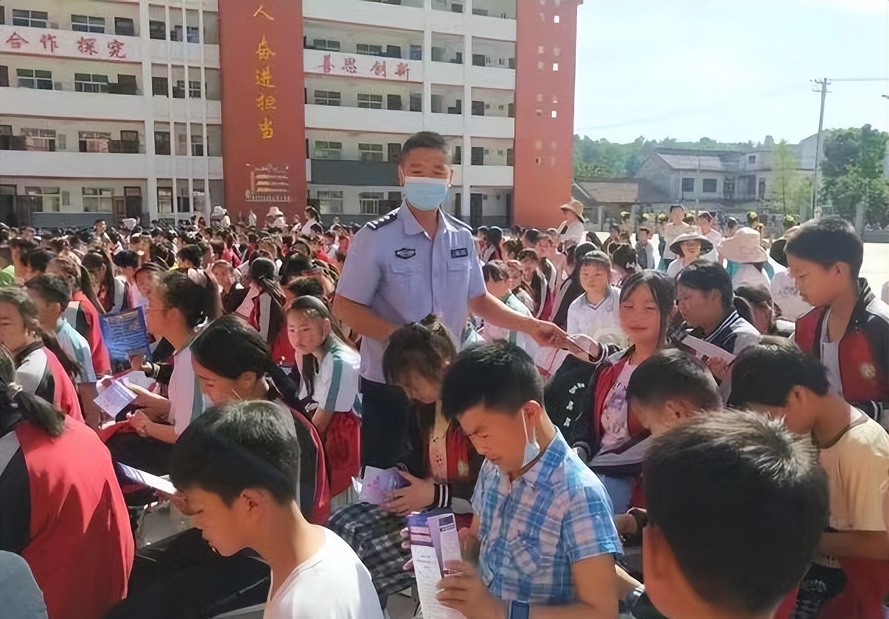 安全教育从“小”抓 商洛洛南举行“全民反诈”进校园活动